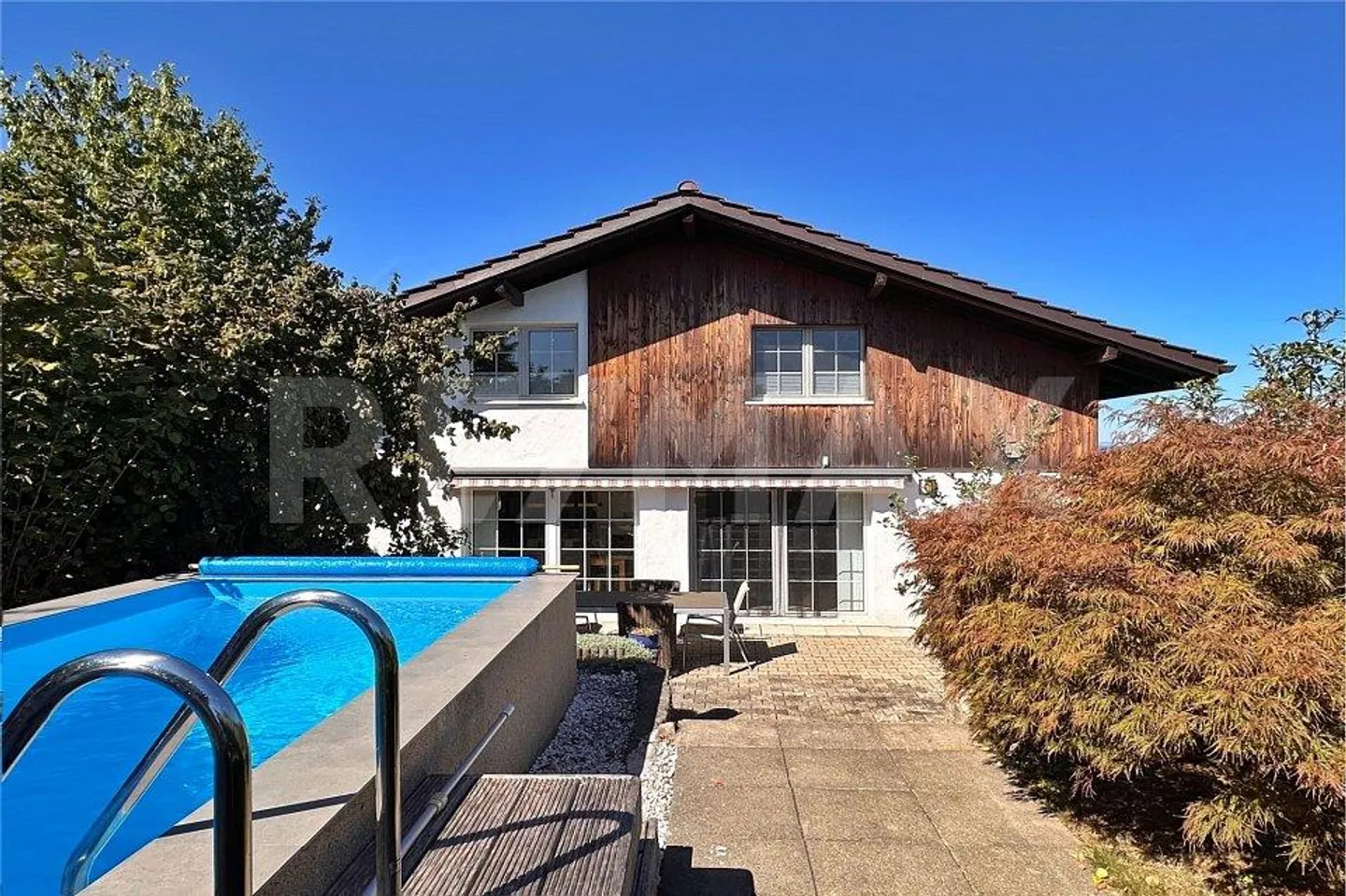 Une maison avec du caractère et une ambiance de vie particulière - Photo 2 sur 13