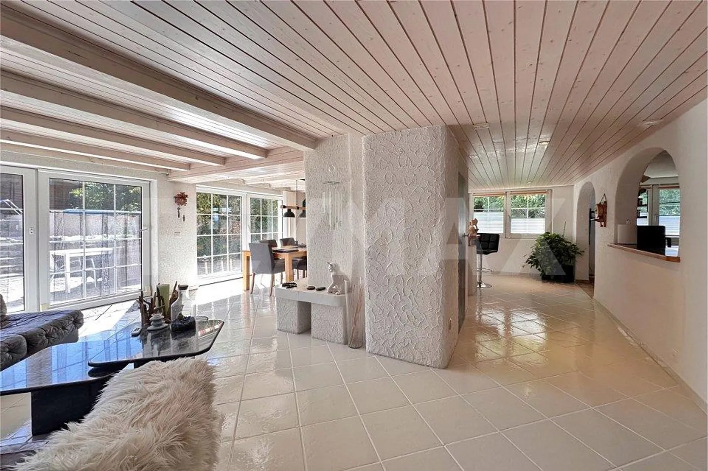 Une maison avec du caractère et une ambiance de vie particulière - Photo 3 sur 13