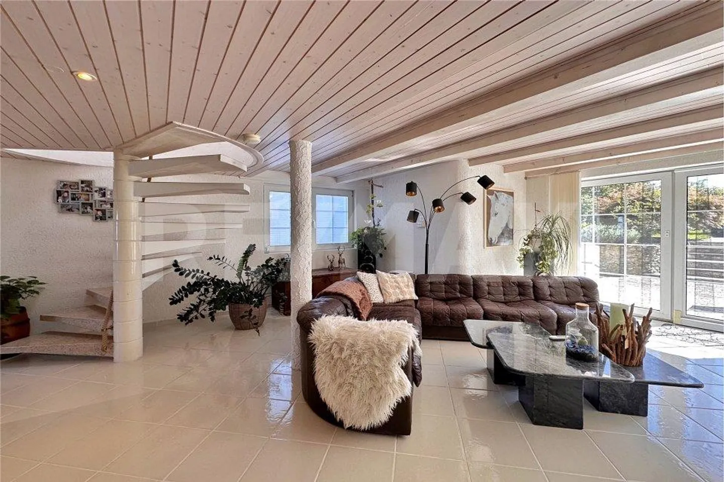 Une maison avec du caractère et une ambiance de vie particulière - Photo 4 sur 13