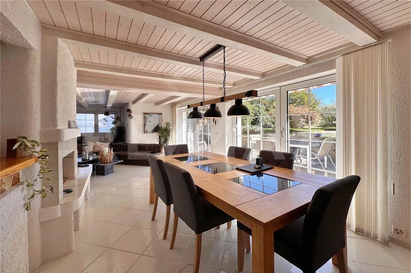 Une maison avec du caractère et une ambiance de vie particulière - Photo 5 sur 13