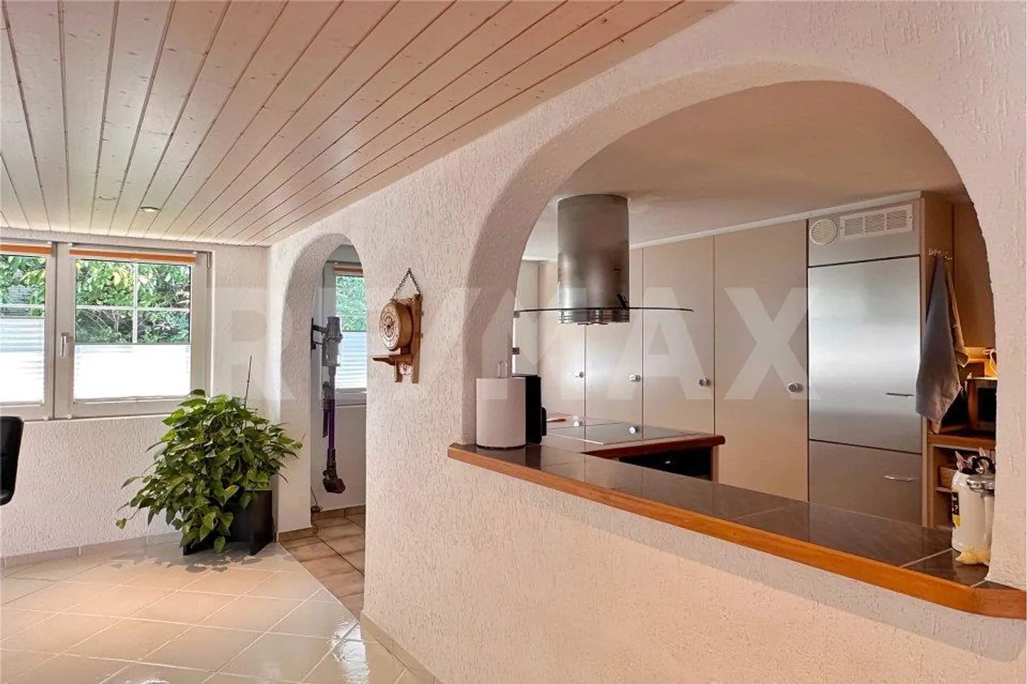 Une maison avec du caractère et une ambiance de vie particulière - Photo 6 sur 13
