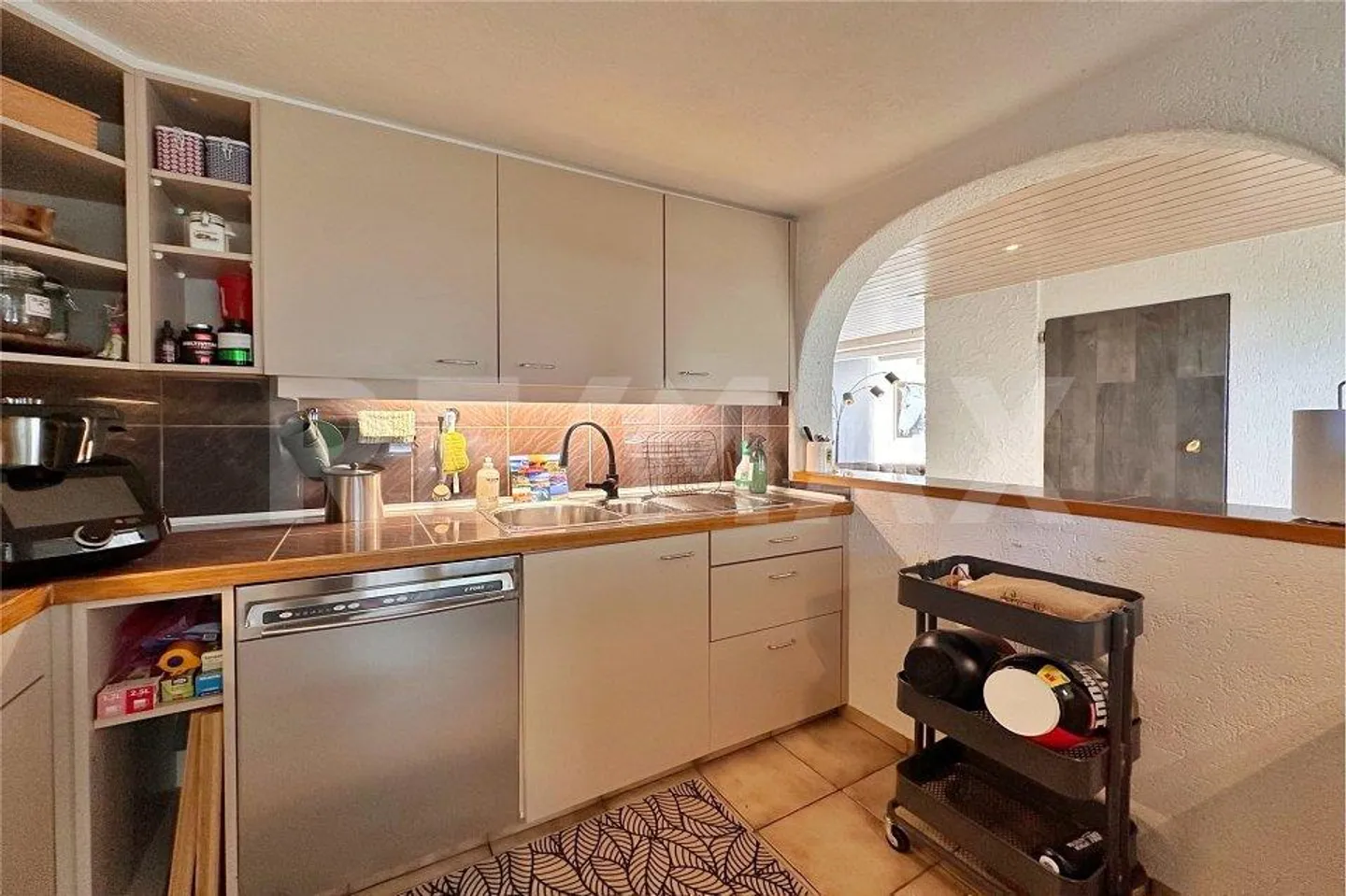 Une maison avec du caractère et une ambiance de vie particulière - Photo 7 sur 13