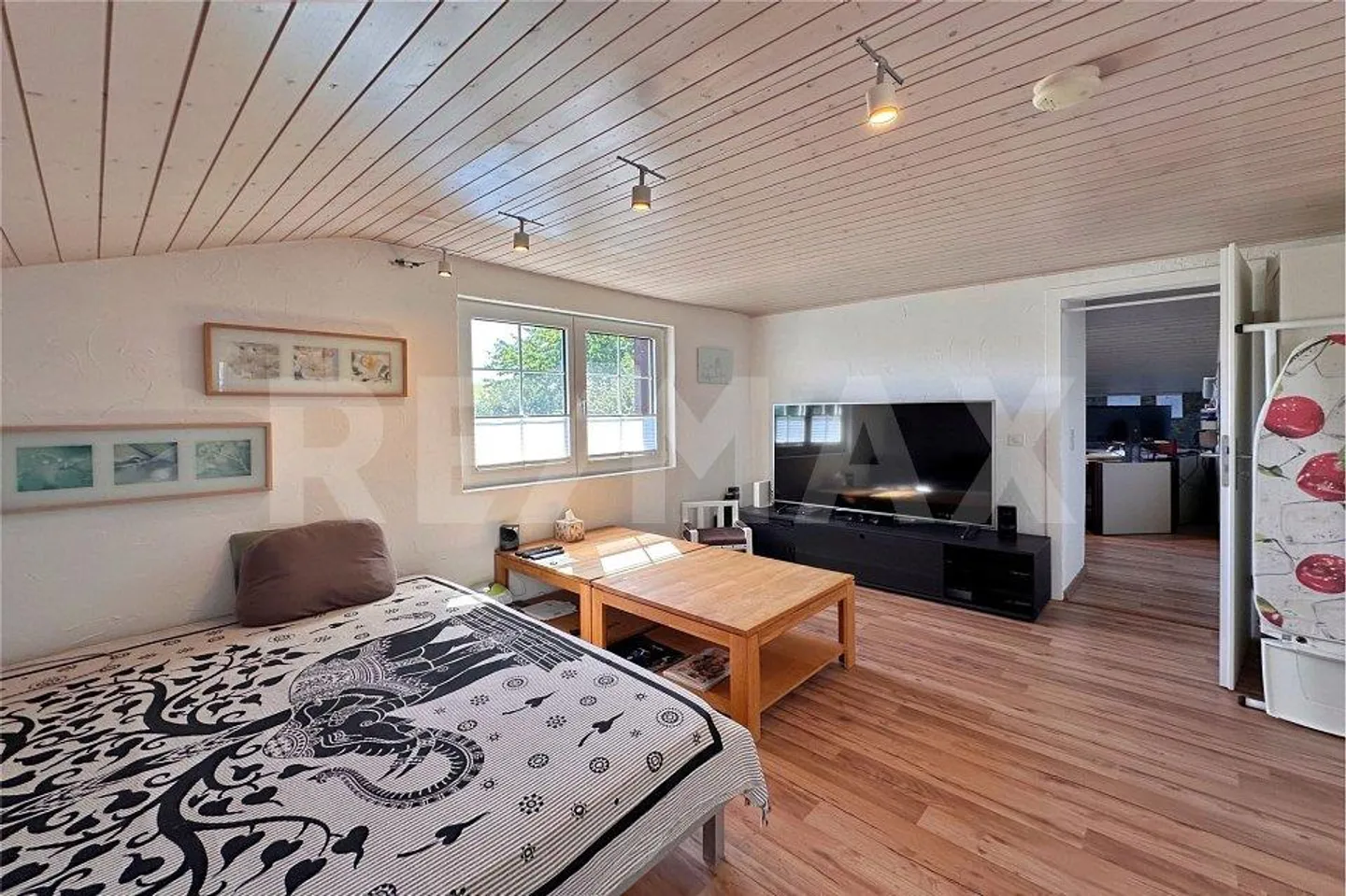Une maison avec du caractère et une ambiance de vie particulière - Photo 8 sur 13