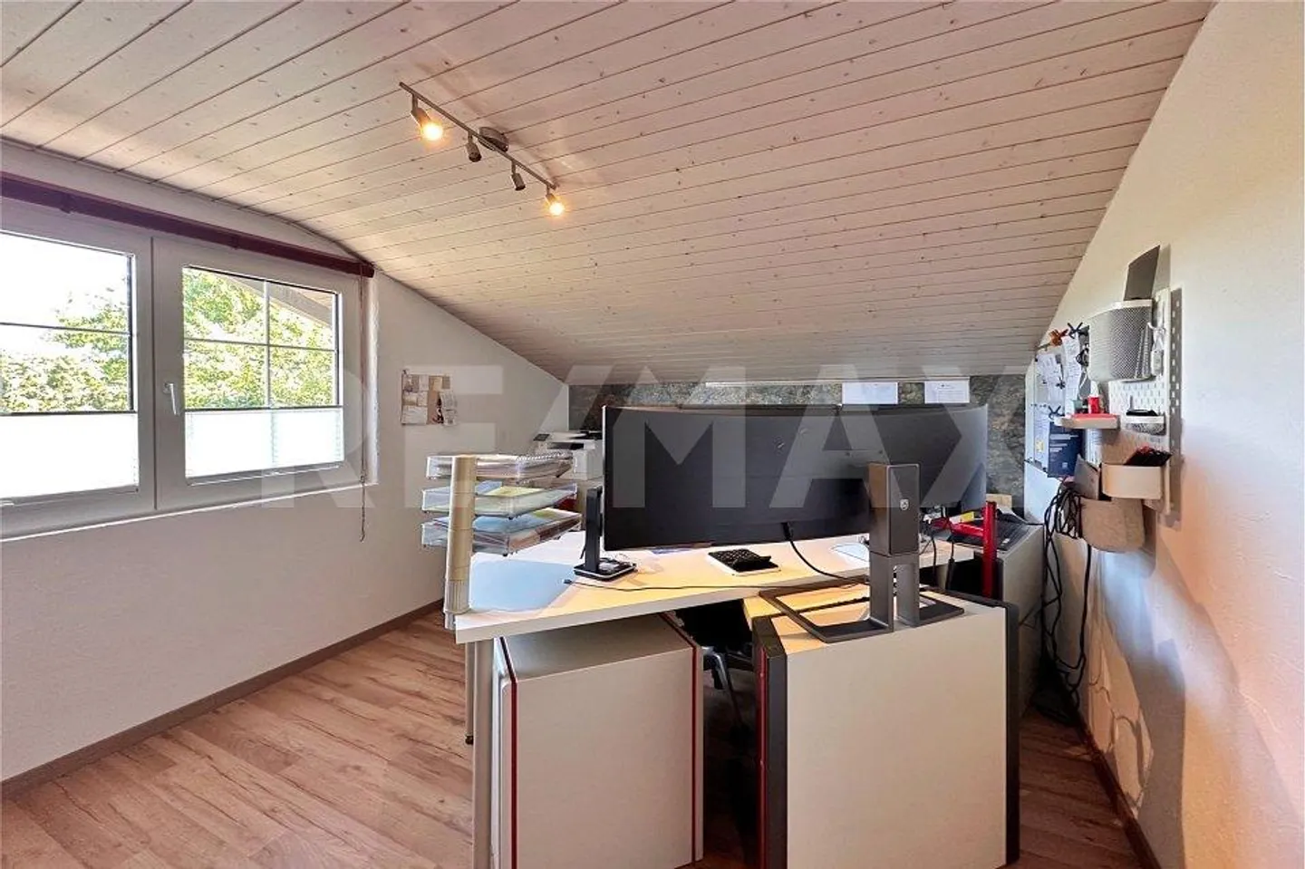 Une maison avec du caractère et une ambiance de vie particulière - Photo 9 sur 13