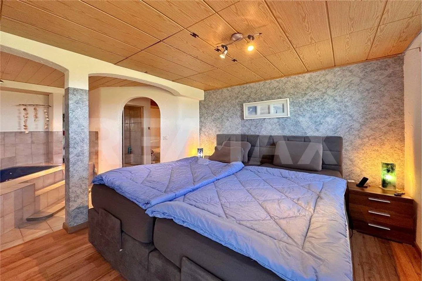 Une maison avec du caractère et une ambiance de vie particulière - Photo 10 sur 13