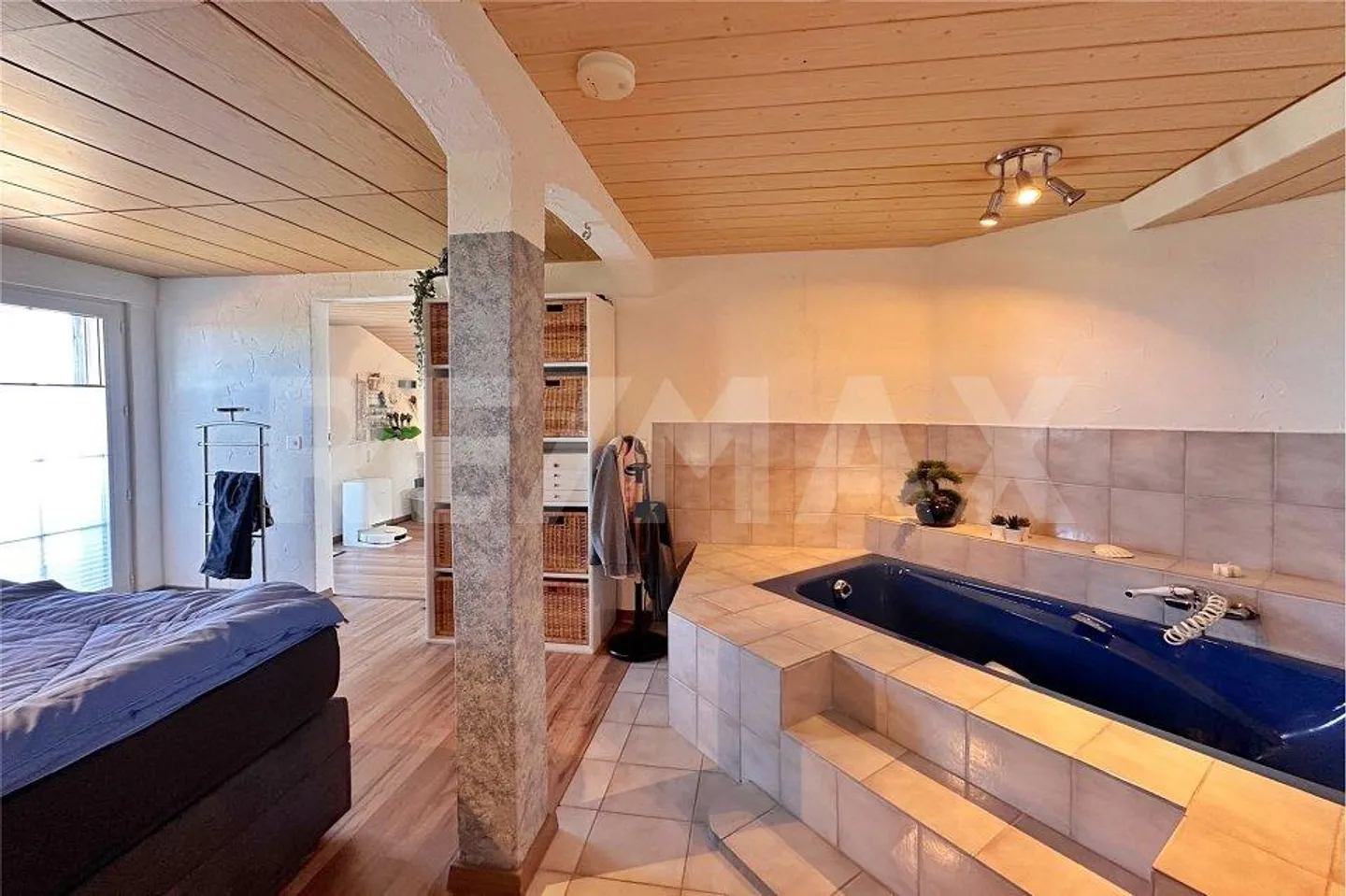 Une maison avec du caractère et une ambiance de vie particulière - Photo 11 sur 13