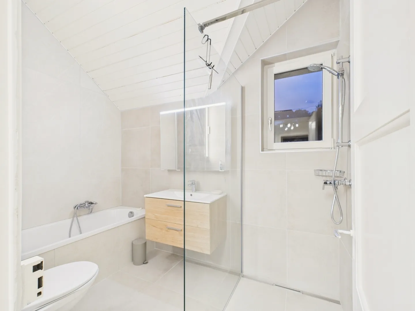 Exklusives Einfamilienhaus mit Seeblick in Chez-le-Bart, Kanton NE - Foto 9 von 12