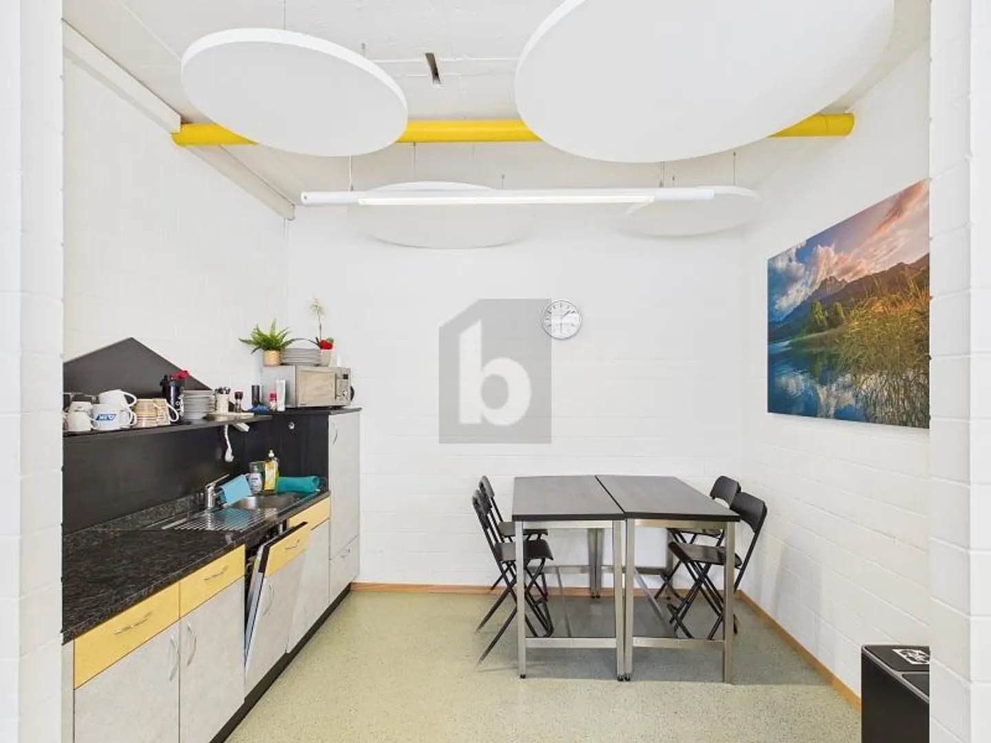 RAPPRESENTATIVO IN UNA POSIZIONE CENTRALE - Foto 2 di 6