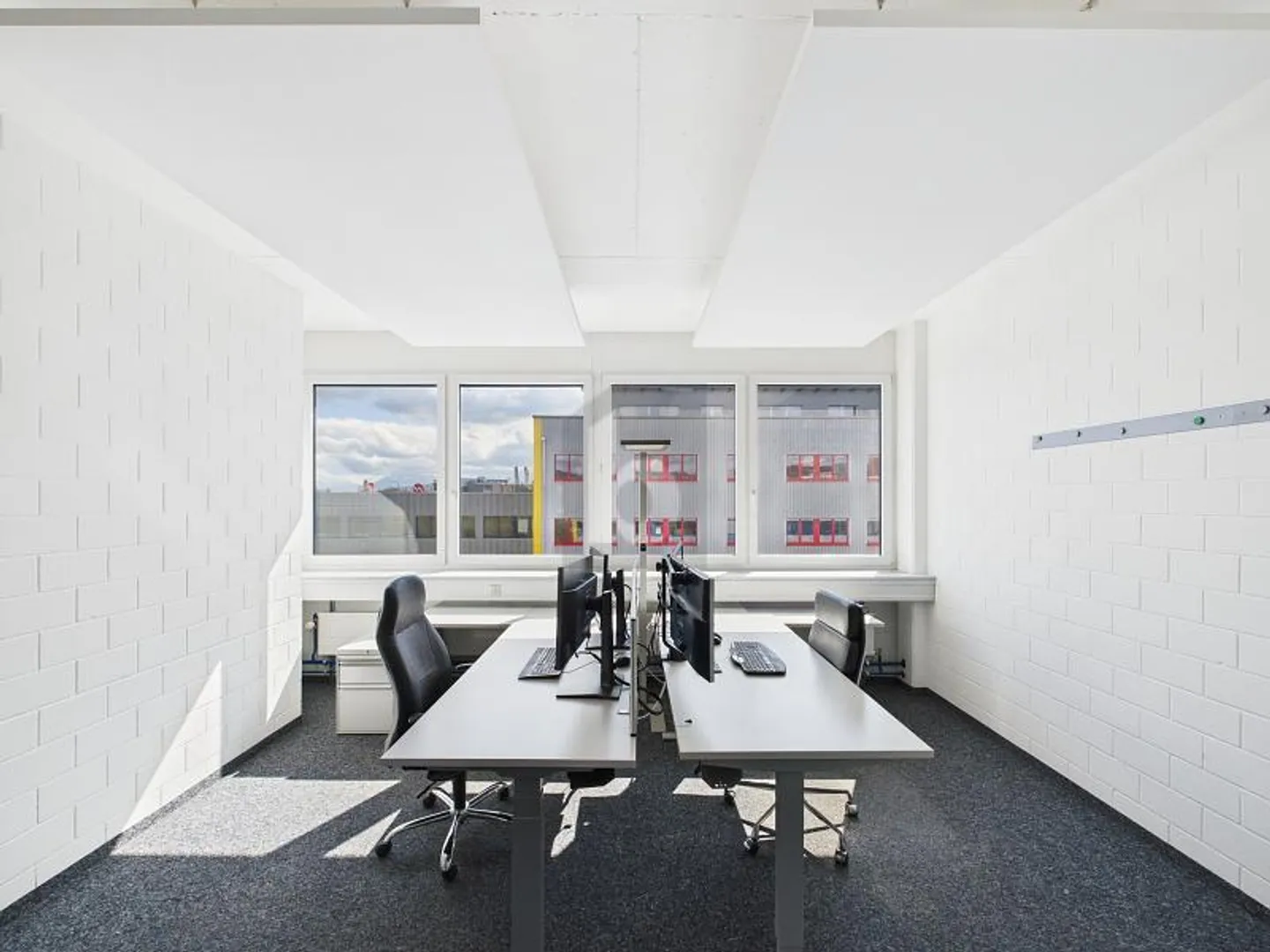 RAPPRESENTATIVO IN UNA POSIZIONE CENTRALE - Foto 3 di 6