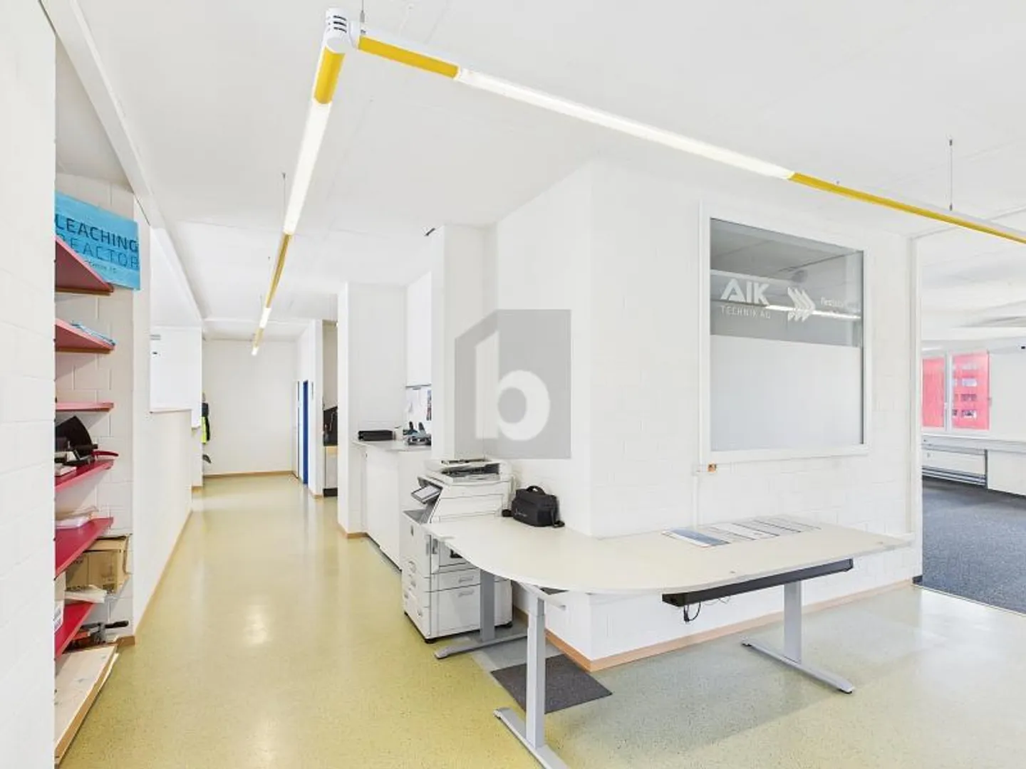 RAPPRESENTATIVO IN UNA POSIZIONE CENTRALE - Foto 5 di 6