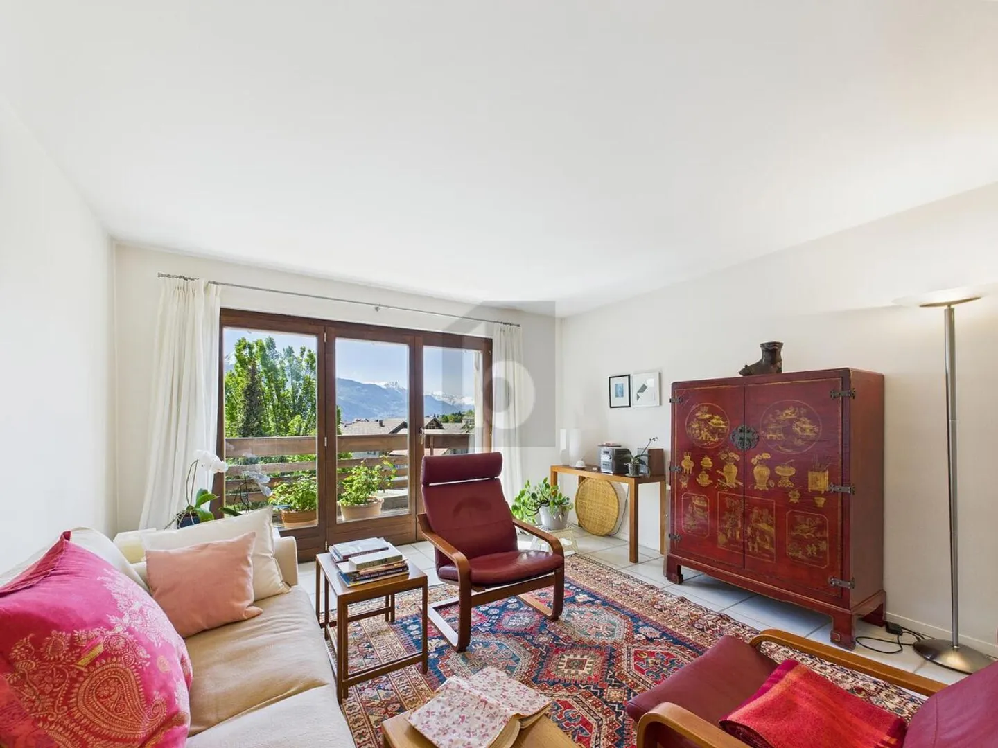 Pleasant and bright, quiet with unobstructed view - Photo 2 of 6