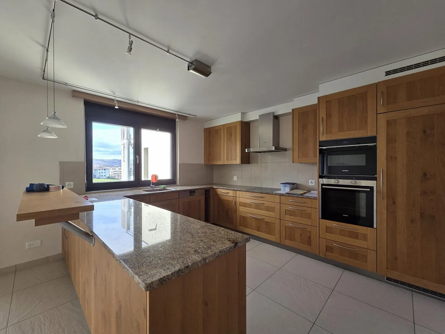 Apartment close to the center with large balcony - Photo 2 of 8