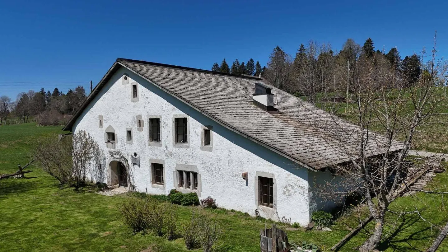 Ferme jurassienne restaurée du 17ème siècle - Photo 1 sur 13