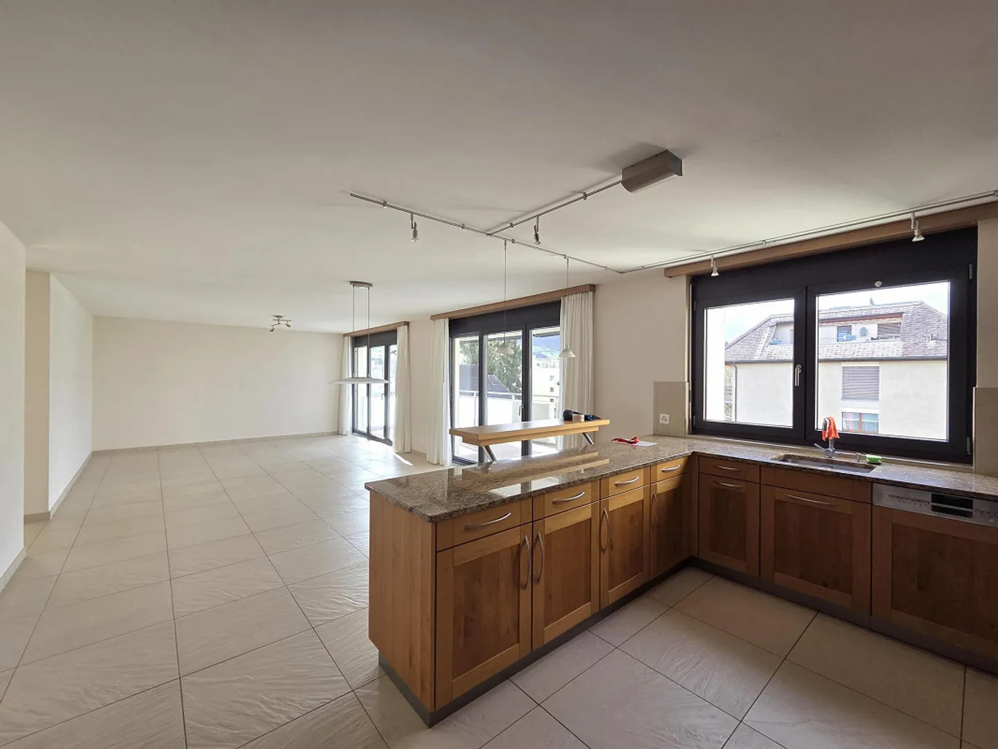 Apartment close to the center with large balcony - Photo 3 of 8