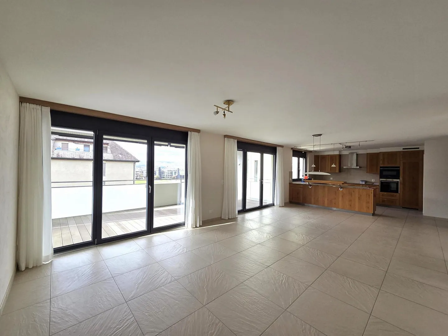 Apartment close to the center with large balcony - Photo 4 of 8