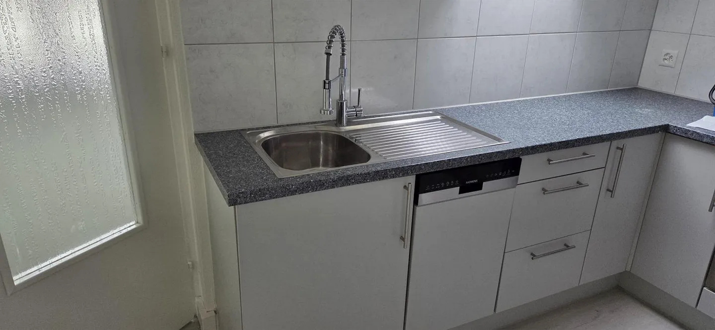 Completely renovated 3-room apartment with large balcony - Photo 2 of 13