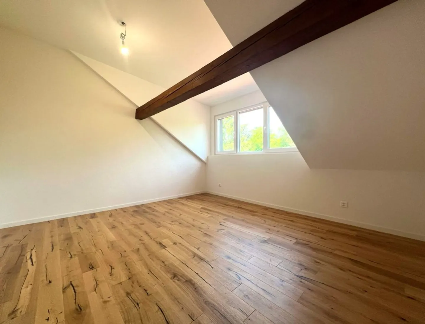 Wunderschöner Triplex / 3 Schlafzimmer / 2 Badezimmer / Balkon / Privater Garten - Foto 5 von 9