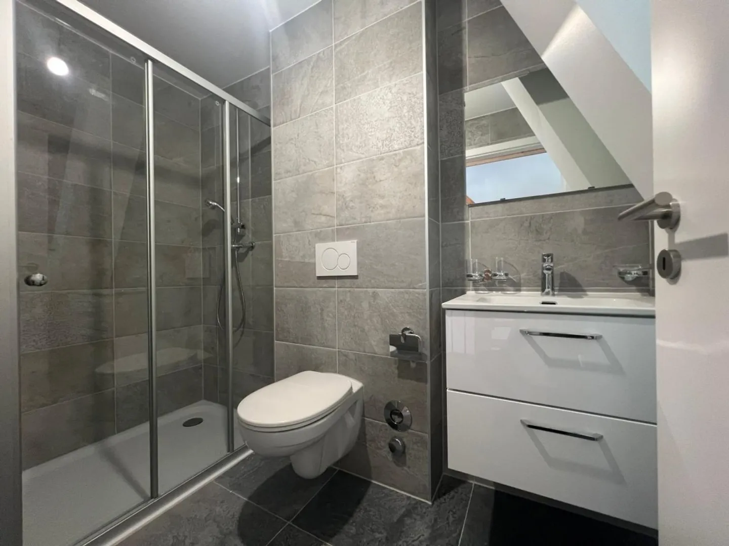 Wunderschöner Triplex / 3 Schlafzimmer / 2 Badezimmer / Balkon / Privater Garten - Foto 6 von 9