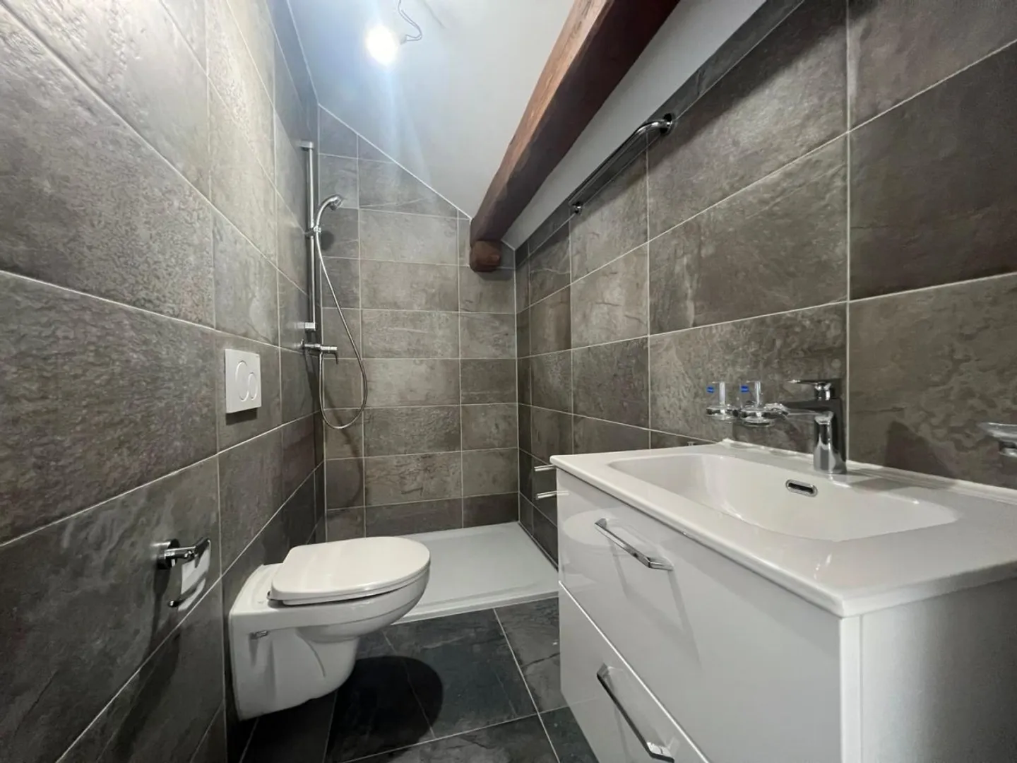 Wunderschöner Triplex / 3 Schlafzimmer / 2 Badezimmer / Balkon / Privater Garten - Foto 7 von 9