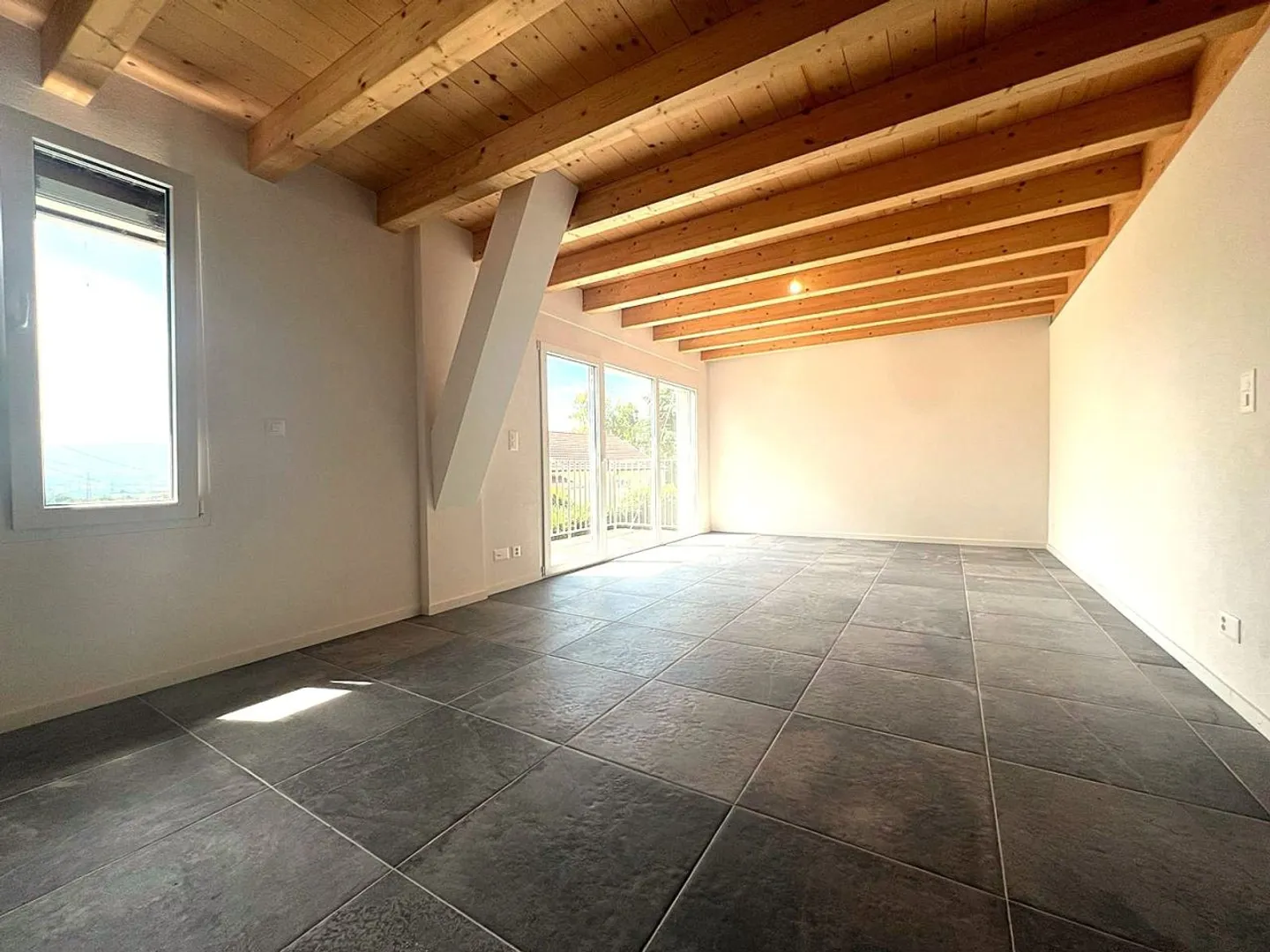 Wunderschöner Triplex / 3 Schlafzimmer / 2 Badezimmer / Balkon / Privater Garten - Foto 2 von 9