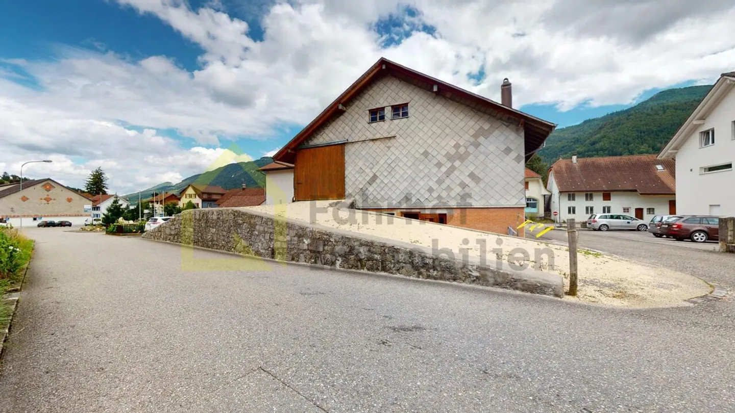 Edificio residenziale con annessi e 4.800 m2 di terreno - Foto 5 di 16