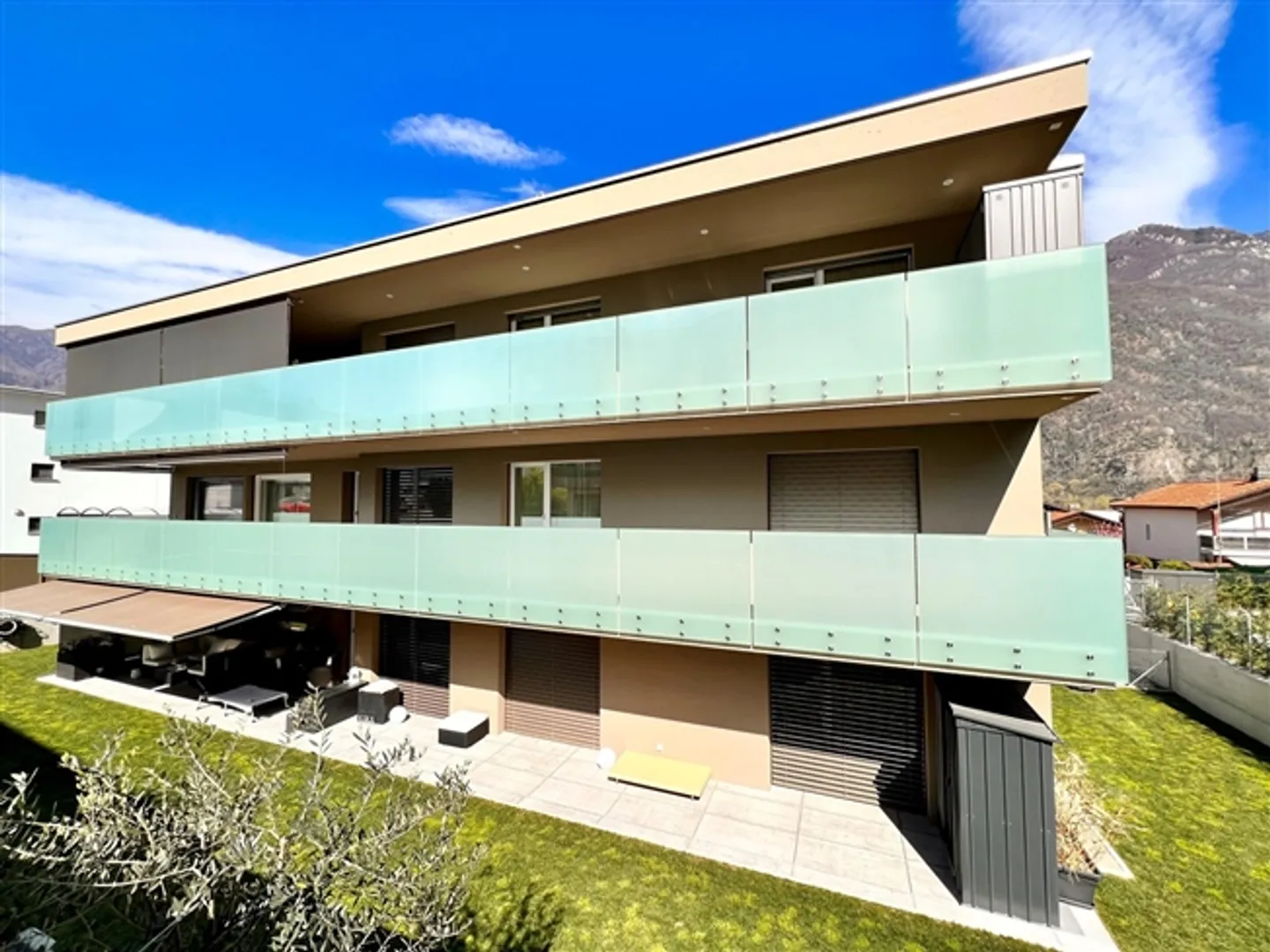 Résidence moderne avec 3 appartements - Photo 2 sur 10