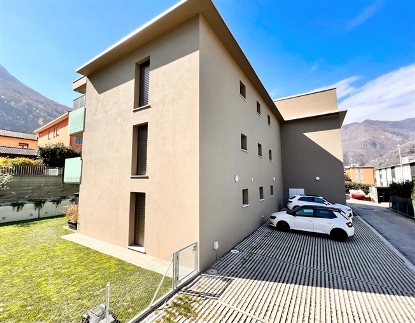 Résidence moderne avec 3 appartements - Photo 3 sur 10