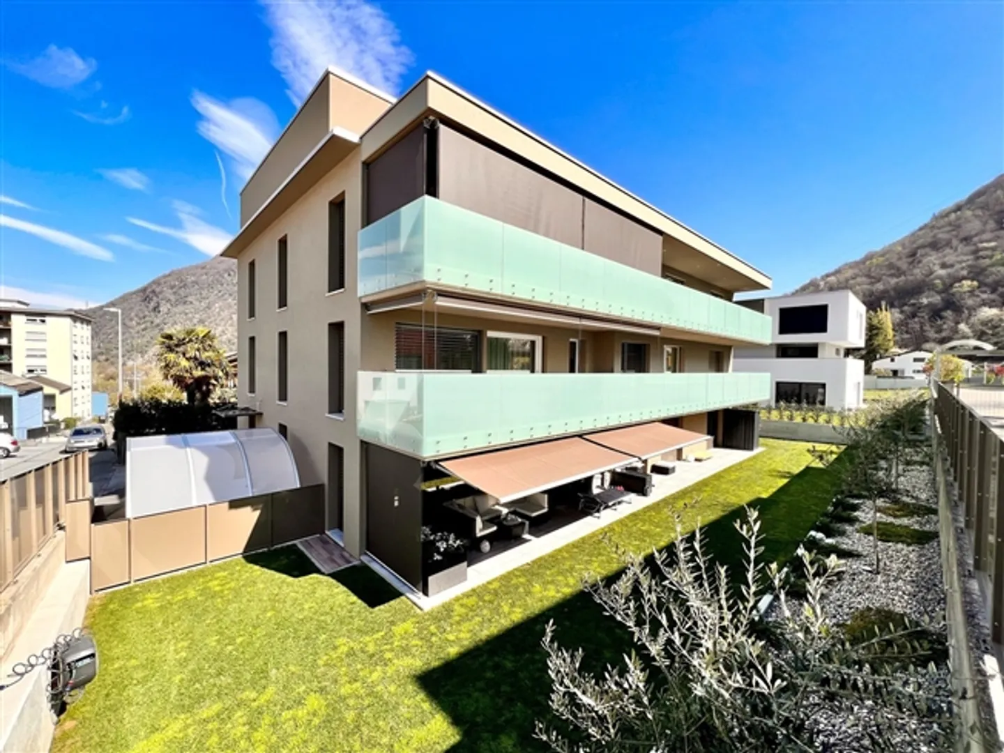 Résidence moderne avec 3 appartements - Photo 1 sur 10