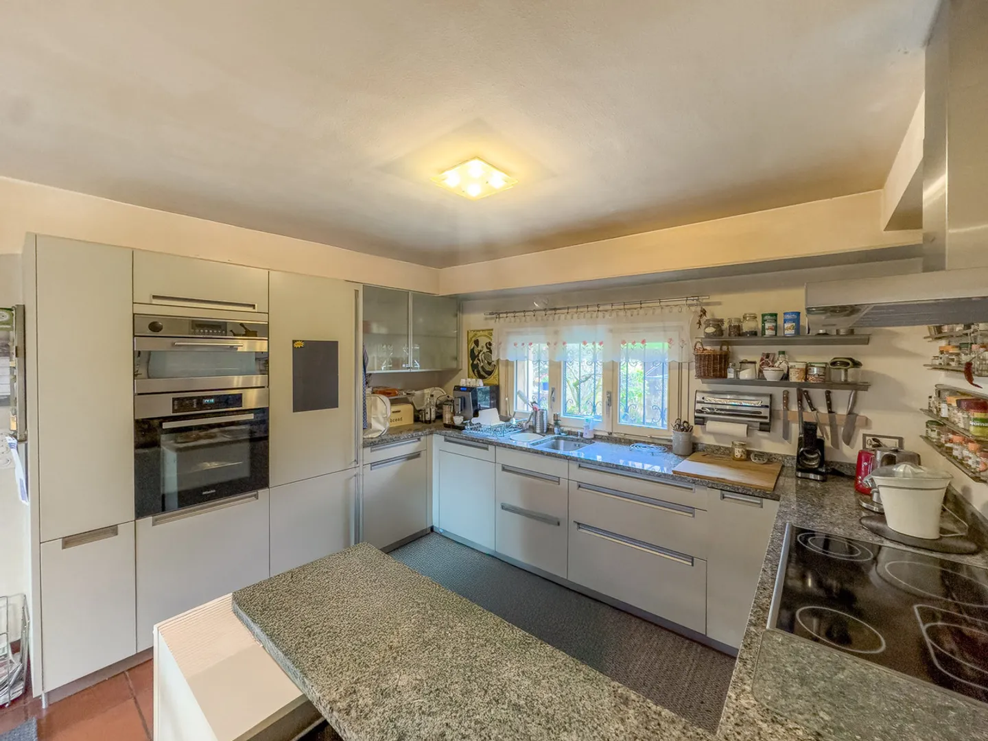 Row house for sale - Photo 4 of 11