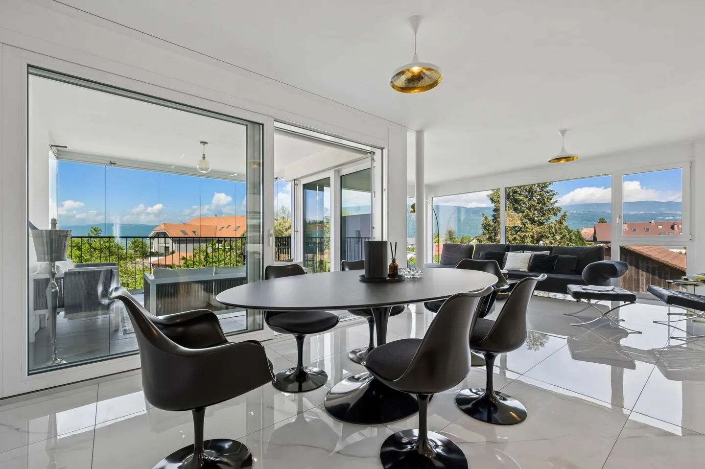 Appartement élégant avec balcon ensoleillé et vue panoramique - Photo 4 sur 13