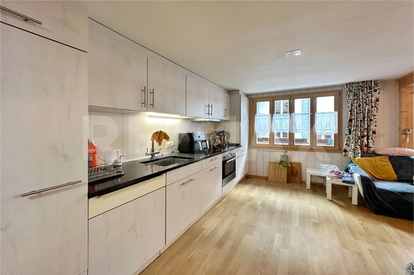 Vivere con carattere - Affascinante maisonette di 5,5 stanze in stile Simmental + studio - Foto 4 di 13