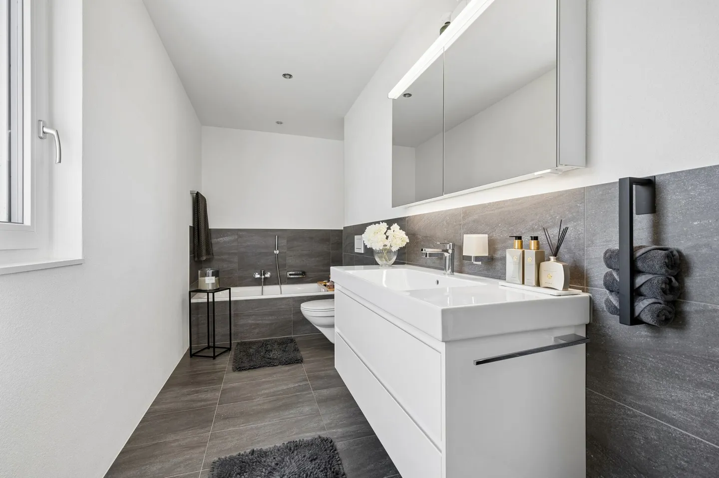 Appartement élégant avec balcon ensoleillé et vue panoramique - Photo 7 sur 13
