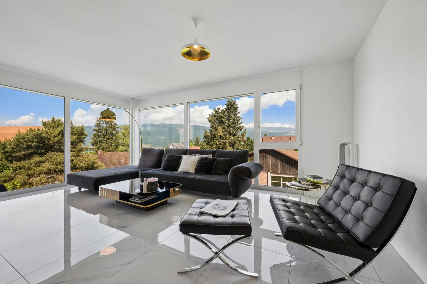 Appartement élégant avec balcon ensoleillé et vue panoramique - Photo 2 sur 13