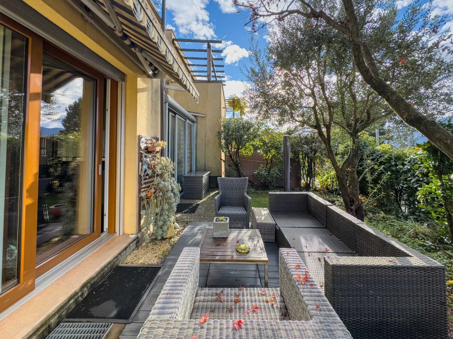 Row house for sale - Photo 8 of 11