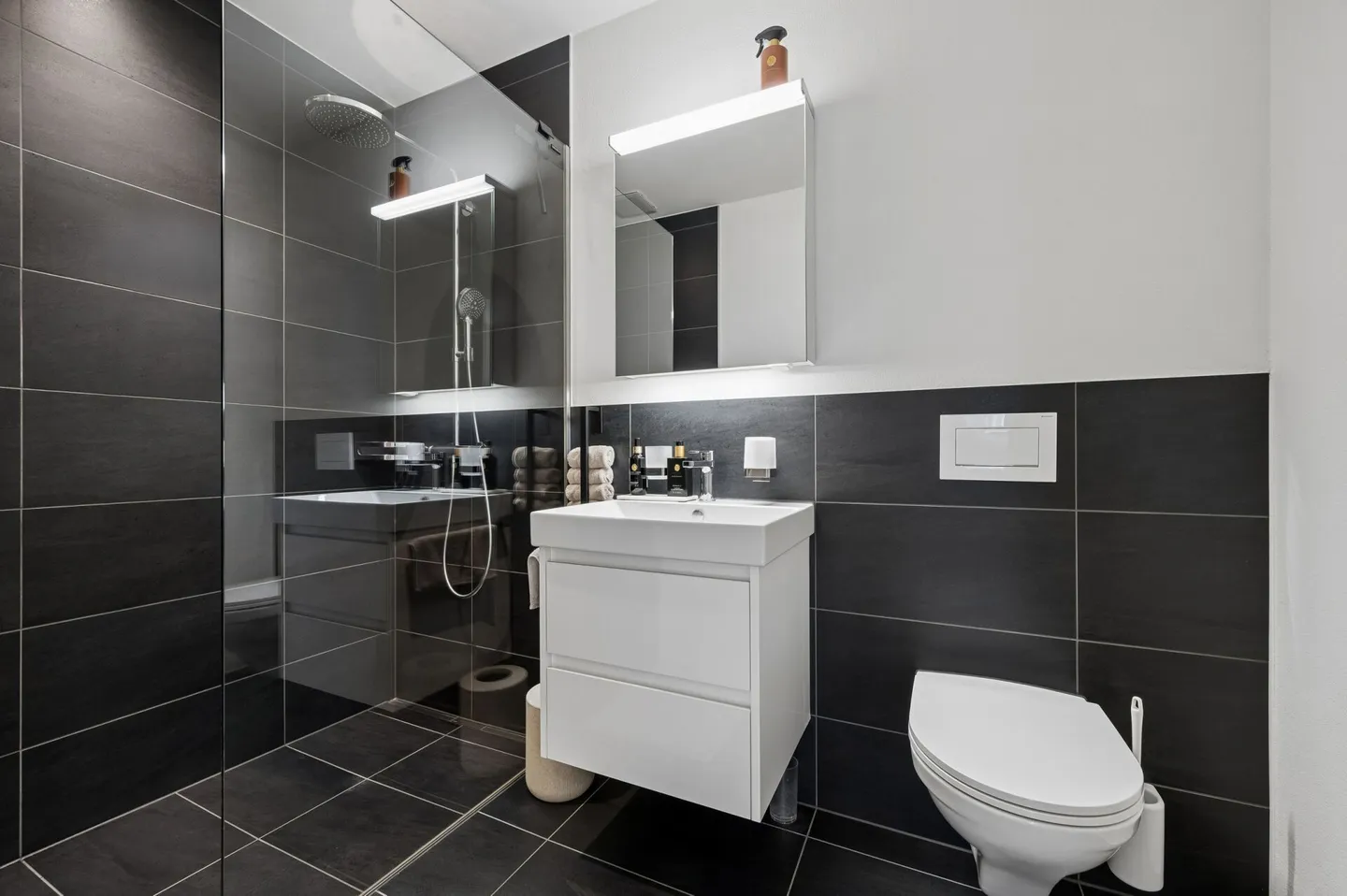 Appartement élégant avec balcon ensoleillé et vue panoramique - Photo 8 sur 13