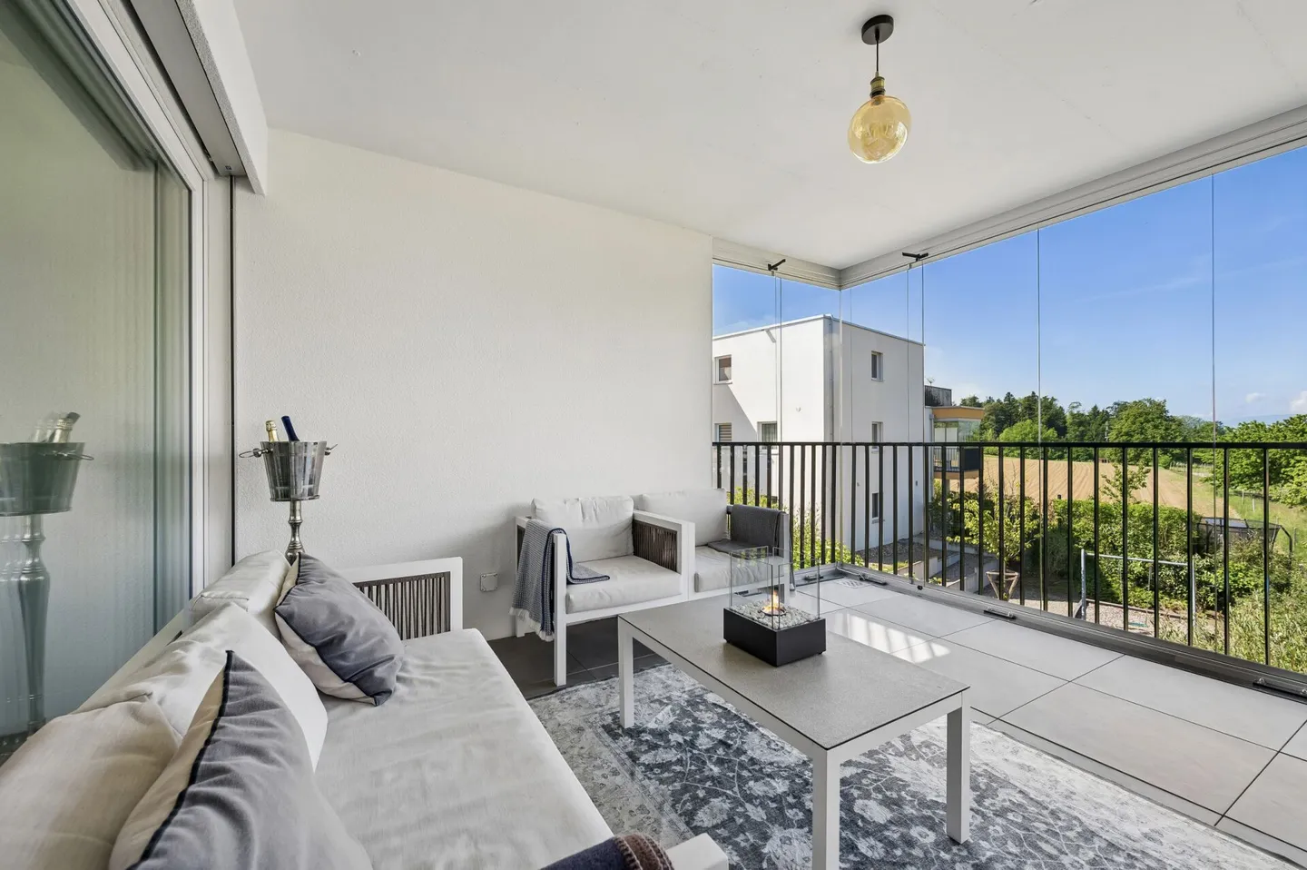 Appartement élégant avec balcon ensoleillé et vue panoramique - Photo 9 sur 13