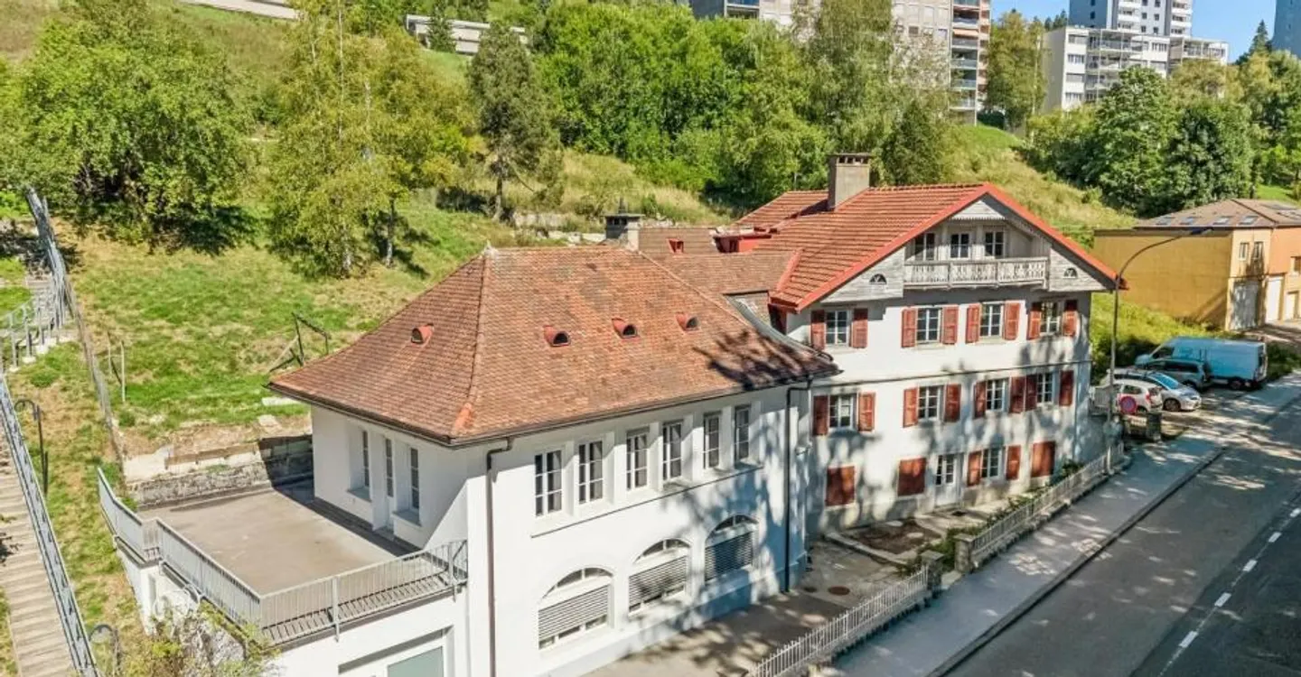 Edificio con alto potenziale di trasformazione a Locle - Foto 1 di 9