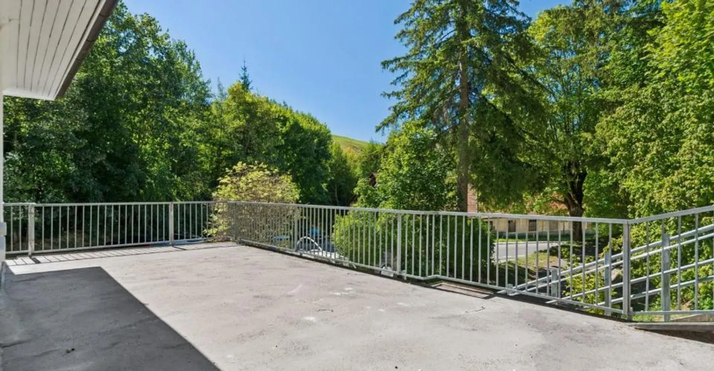 Edificio con alto potenziale di trasformazione a Locle - Foto 2 di 9