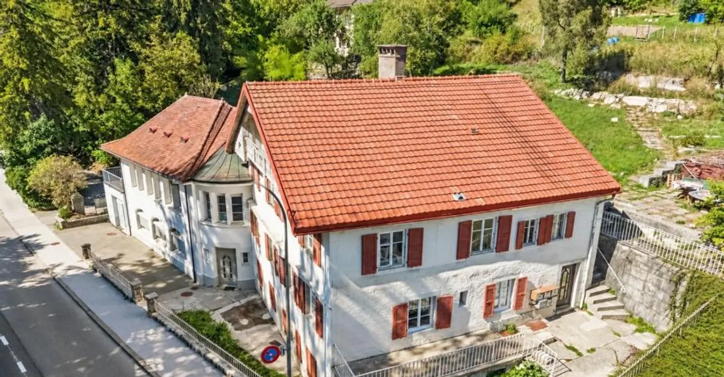 Edificio con alto potenziale di trasformazione a Locle - Foto 3 di 9
