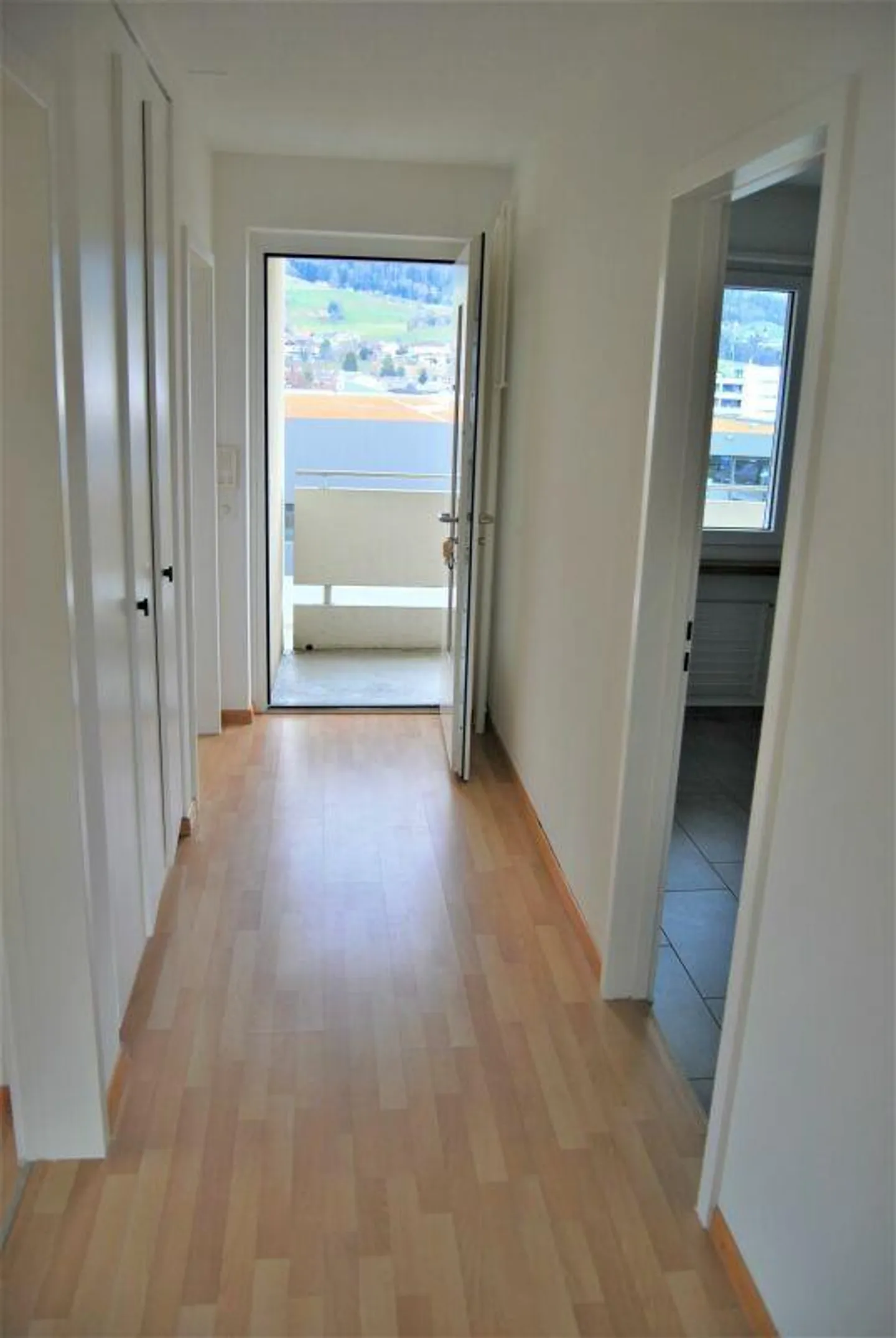 Vous souhaitez décompresser après une dure journée de travail ? Alors cet appartement est parfait pour vous ! - Photo 3 sur 9