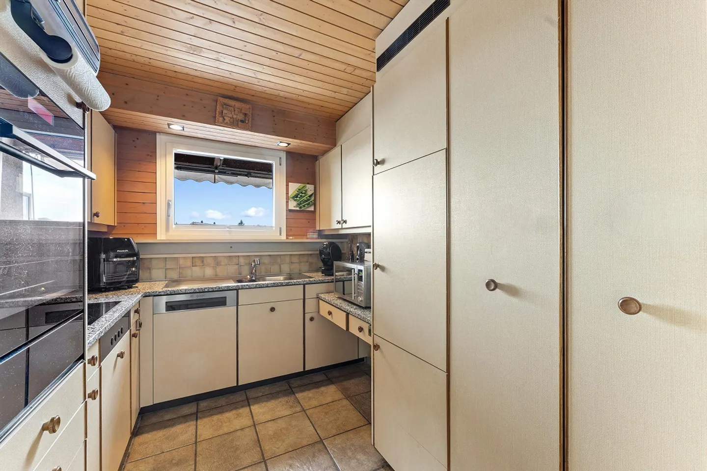 5.5-Zimmer-Maisonette mit Cheminée und viel Potenzial – nahe Thun - Foto 3 von 30