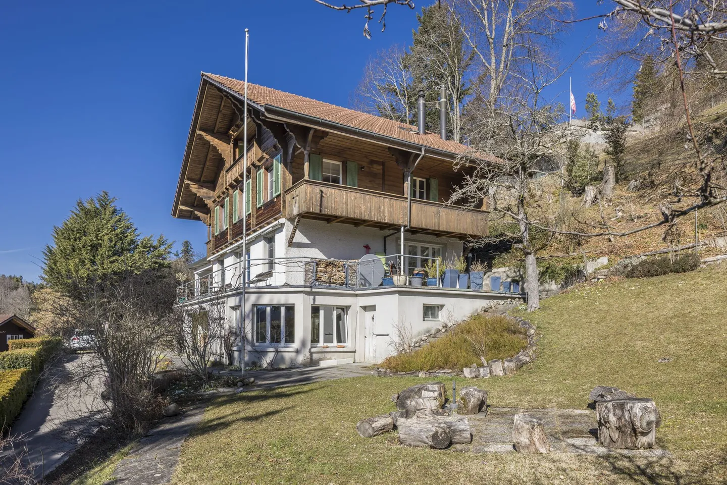 GRANDI PROPRIETÀ - Casa unifamiliare in una posizione tranquilla e soleggiata con vista sul lago di Thun e sulle montagne - Foto 1 di 20