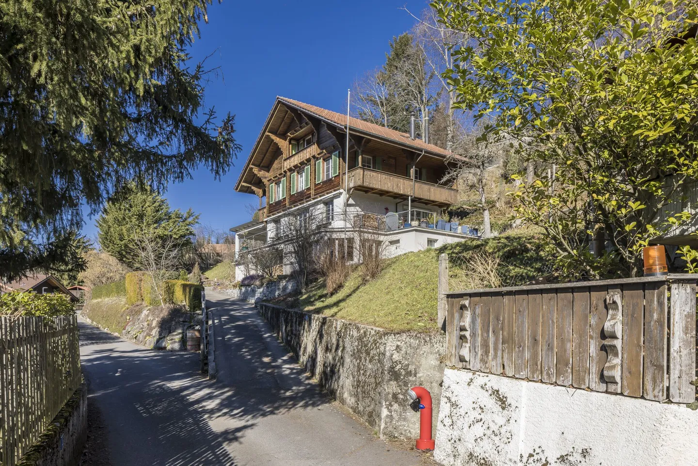 GRANDI PROPRIETÀ - Casa unifamiliare in una posizione tranquilla e soleggiata con vista sul lago di Thun e sulle montagne - Foto 2 di 20