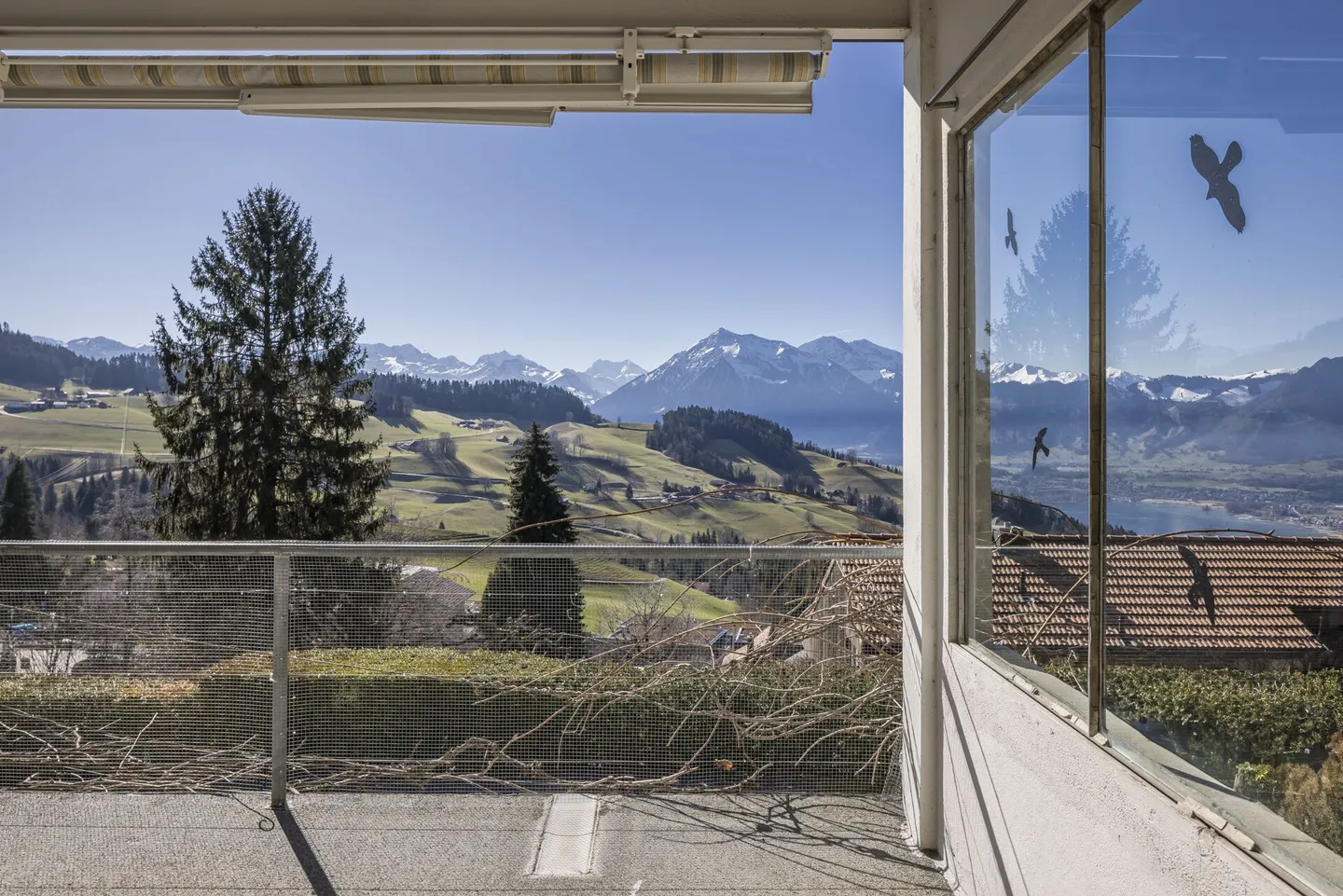 GRANDI PROPRIETÀ - Casa unifamiliare in una posizione tranquilla e soleggiata con vista sul lago di Thun e sulle montagne - Foto 4 di 20
