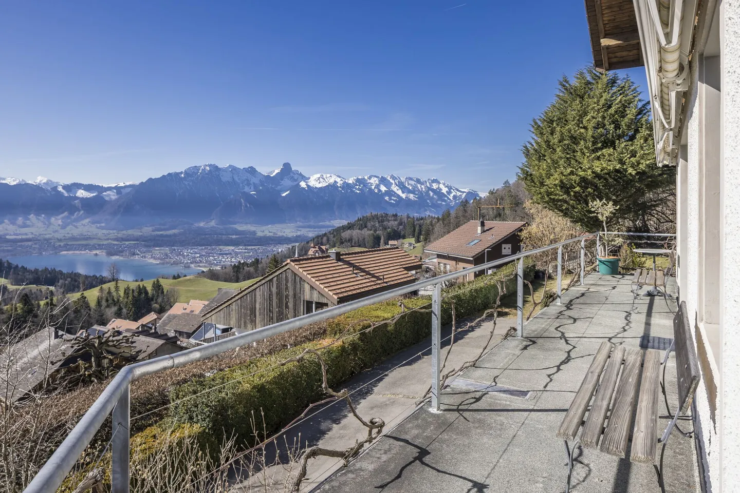 GRANDI PROPRIETÀ - Casa unifamiliare in una posizione tranquilla e soleggiata con vista sul lago di Thun e sulle montagne - Foto 5 di 20