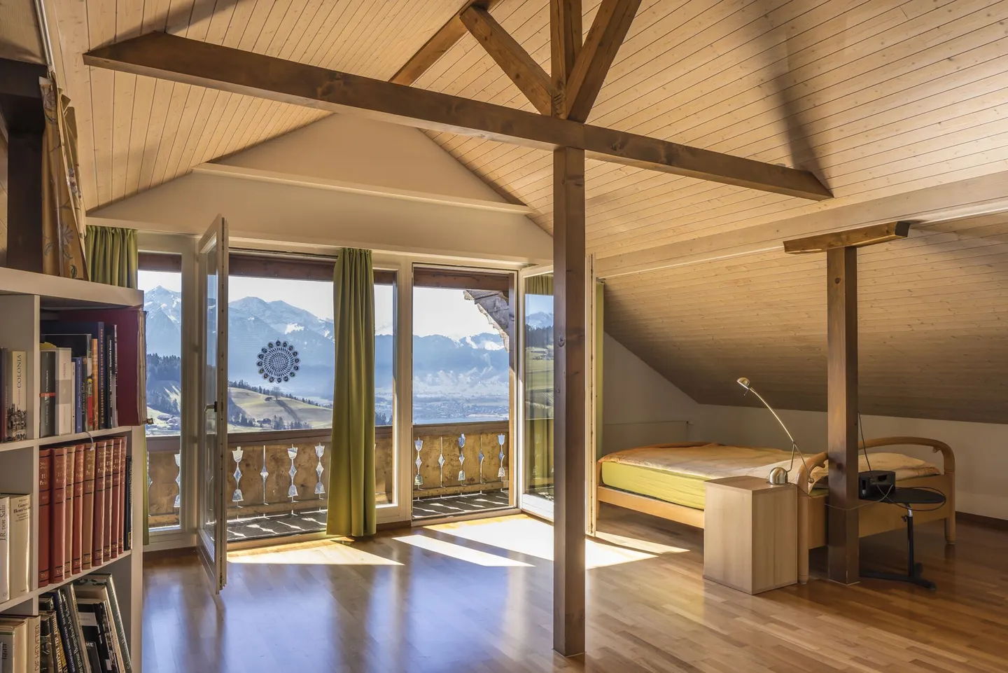 GRANDI PROPRIETÀ - Casa unifamiliare in una posizione tranquilla e soleggiata con vista sul lago di Thun e sulle montagne - Foto 6 di 20