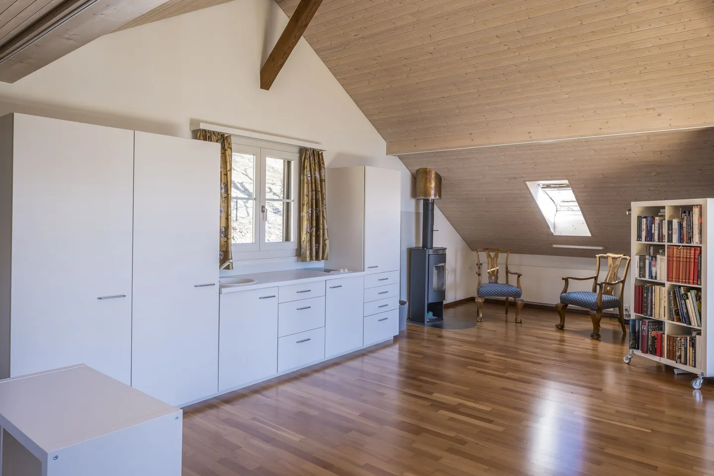 GRANDI PROPRIETÀ - Casa unifamiliare in una posizione tranquilla e soleggiata con vista sul lago di Thun e sulle montagne - Foto 7 di 20