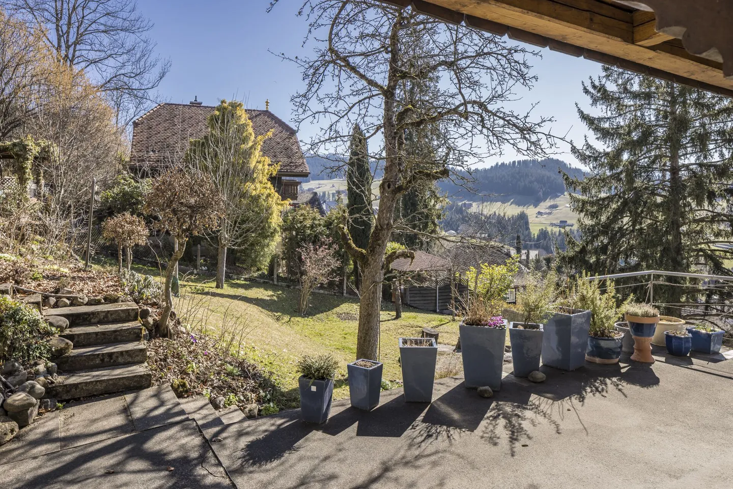 GRANDI PROPRIETÀ - Casa unifamiliare in una posizione tranquilla e soleggiata con vista sul lago di Thun e sulle montagne - Foto 10 di 20
