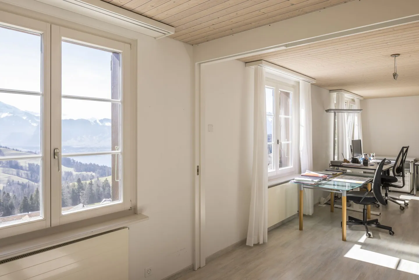 GRANDI PROPRIETÀ - Casa unifamiliare in una posizione tranquilla e soleggiata con vista sul lago di Thun e sulle montagne - Foto 11 di 20