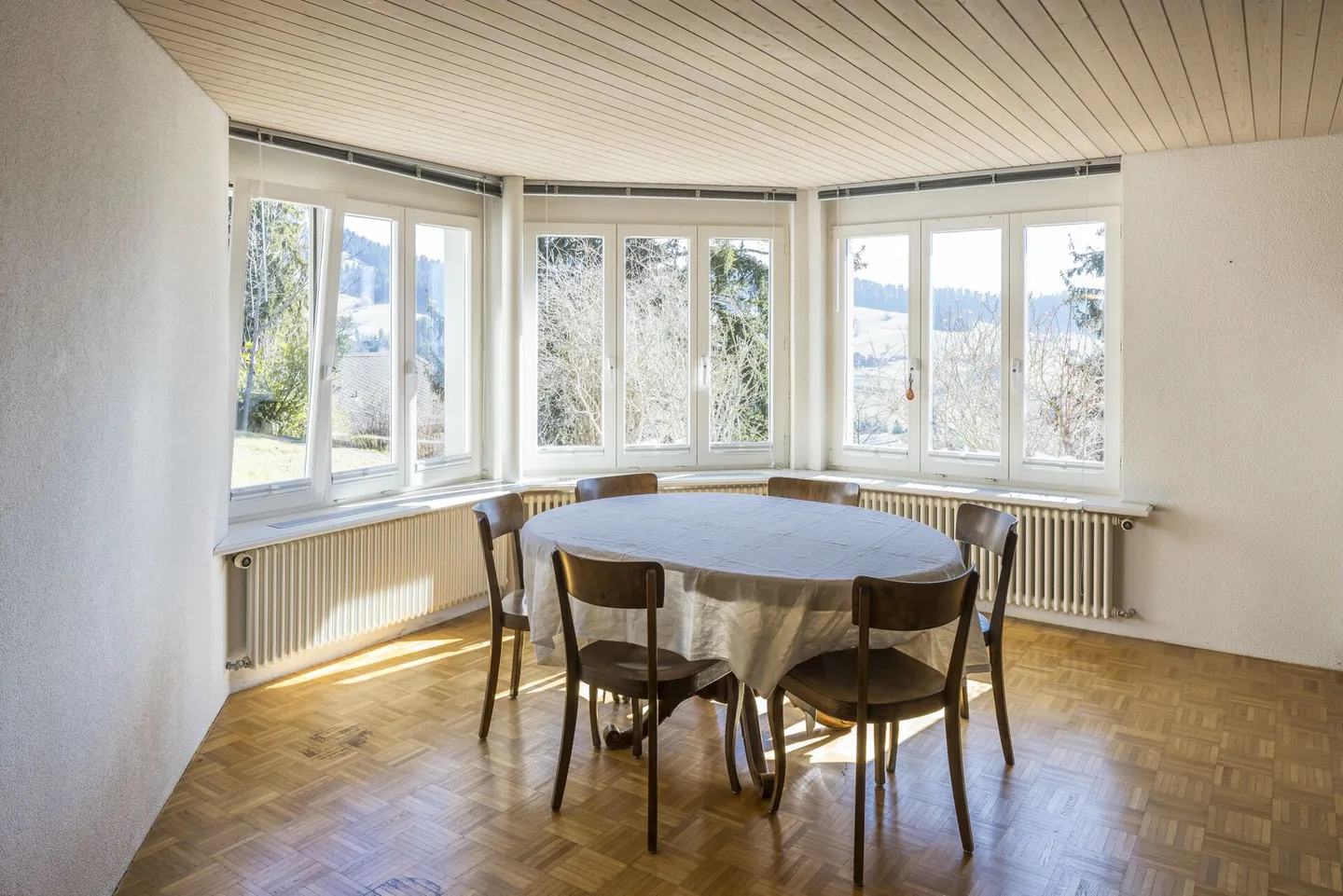 GRANDI PROPRIETÀ - Casa unifamiliare in una posizione tranquilla e soleggiata con vista sul lago di Thun e sulle montagne - Foto 19 di 20